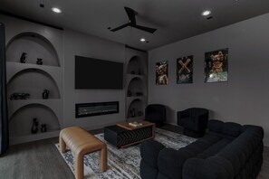Living area - Stylish Retreat Near Downtown Houston w/ Rooftop Views (Houston)