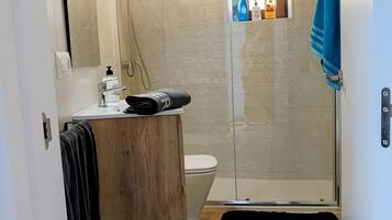 Een douche, handdoeken