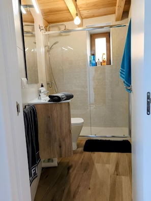 Een douche, handdoeken