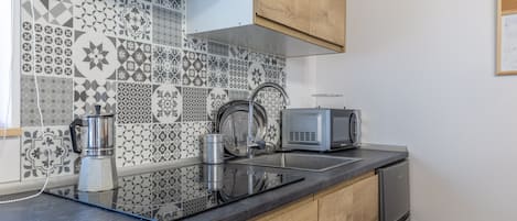 Wasserkocher mit Kaffee-/Teezubehör, Kühlschrank, Mikrowelle, Herdplatte