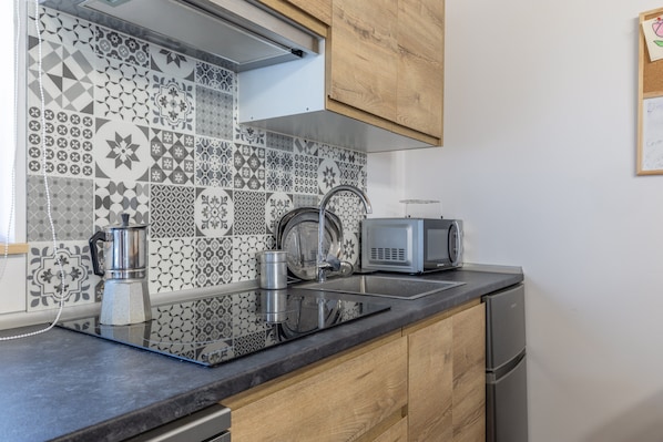 Coffee/tea maker, fridge, microwave, stovetop