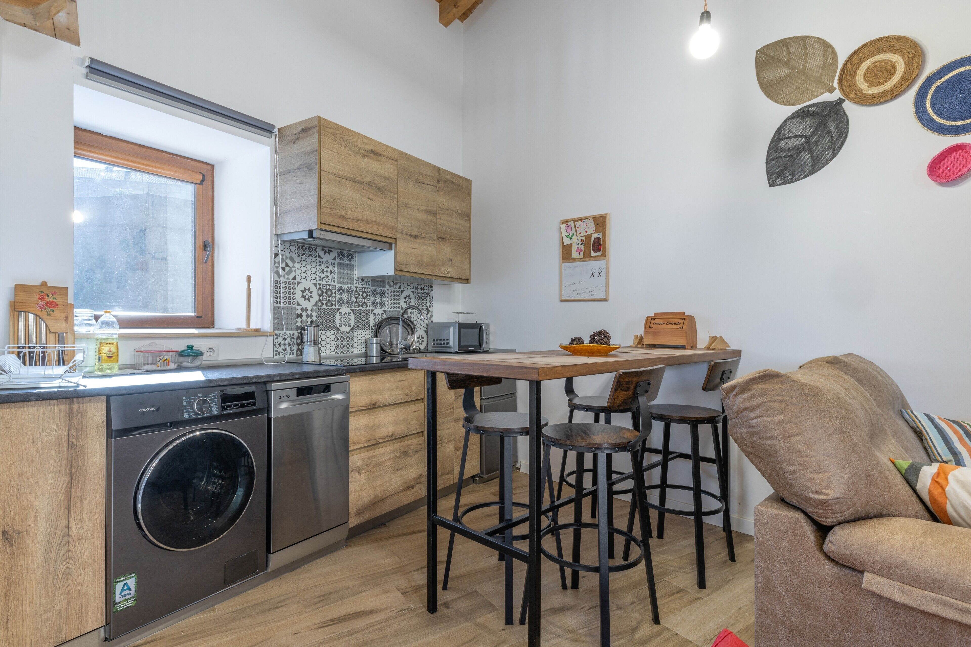 Cafetière/bouilloire, réfrigérateur, micro-ondes, plaque de cuisson