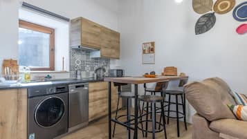 Cafetière/bouilloire, réfrigérateur, micro-ondes, plaque de cuisson