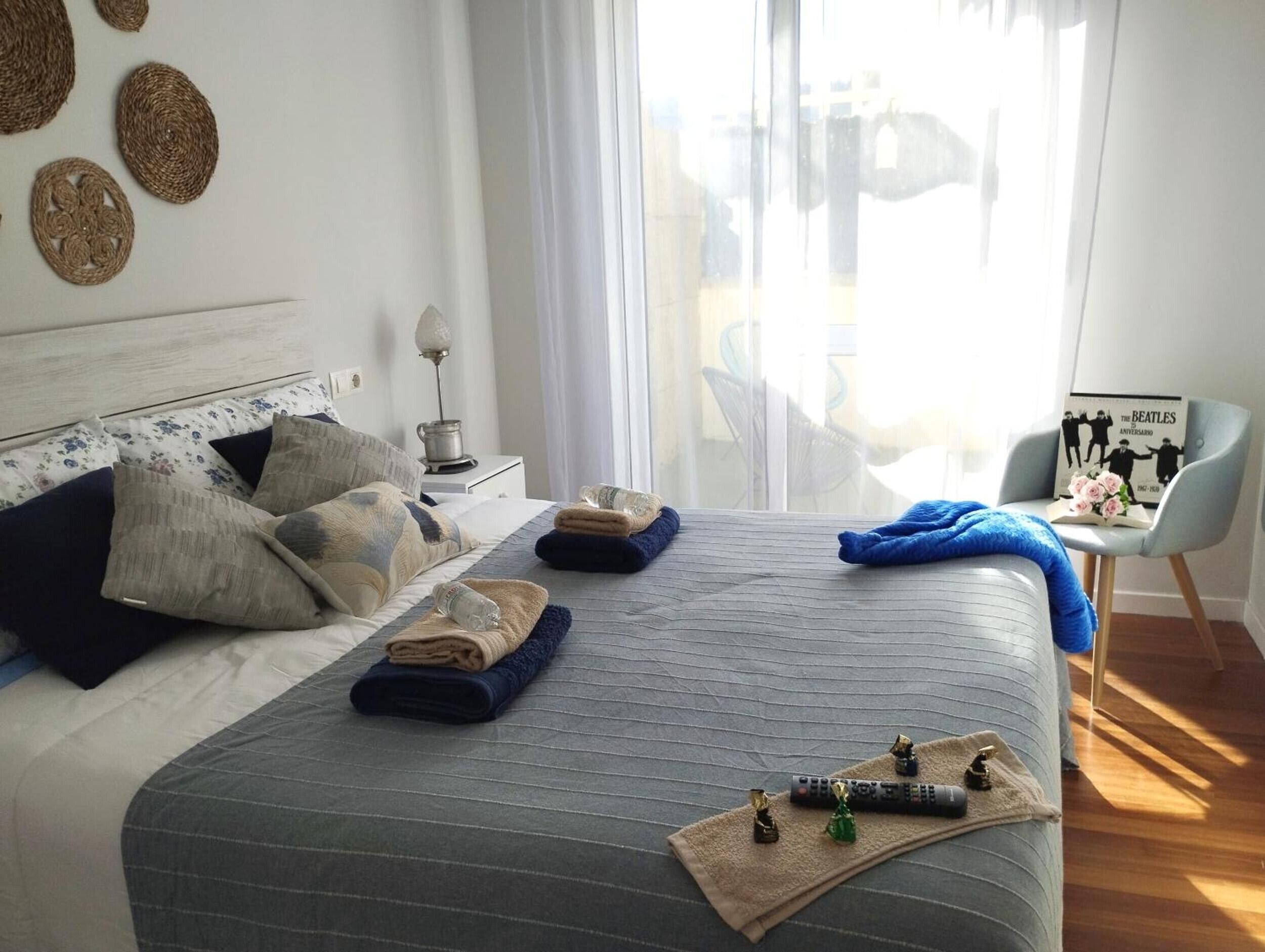 Een strijkplank/strijkijzer, wifi, beddengoed