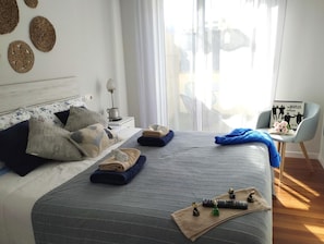 Een strijkplank/strijkijzer, wifi, beddengoed