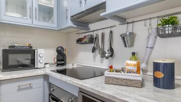 Coffee/tea maker, fridge, microwave, oven
