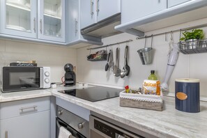 Cafetera y tetera, refrigerador, microondas y horno 