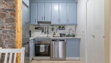 Coffee/tea maker, fridge, microwave, oven