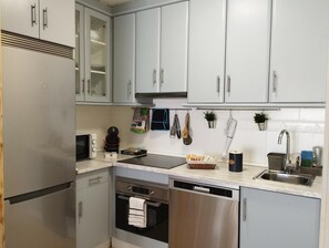 Kühlschrank, Mikrowelle, Ofen, Herdplatte