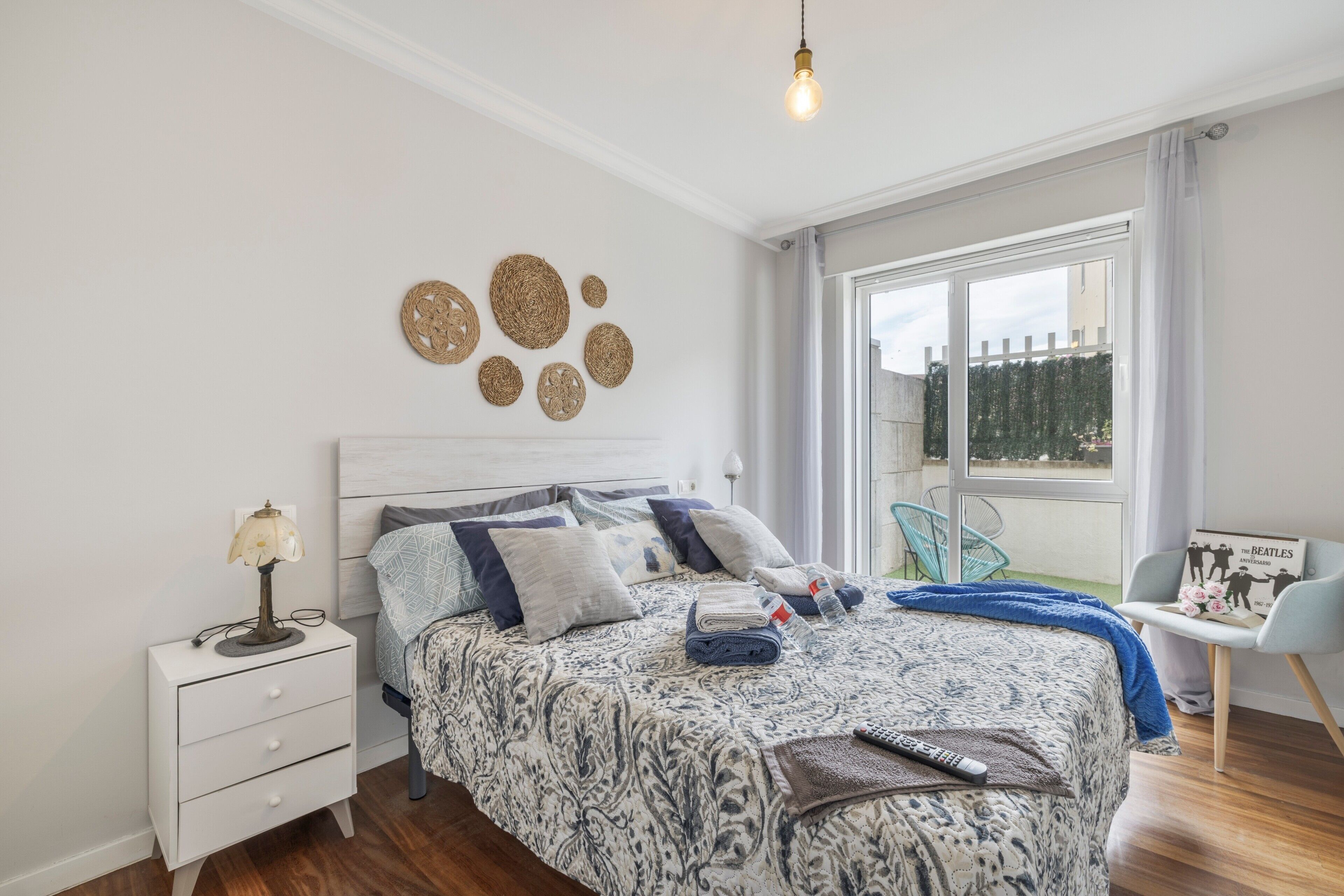 1 dormitorio, tabla de planchar con plancha, wifi y ropa de cama