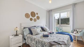 1 dormitorio, tabla de planchar con plancha, wifi y ropa de cama
