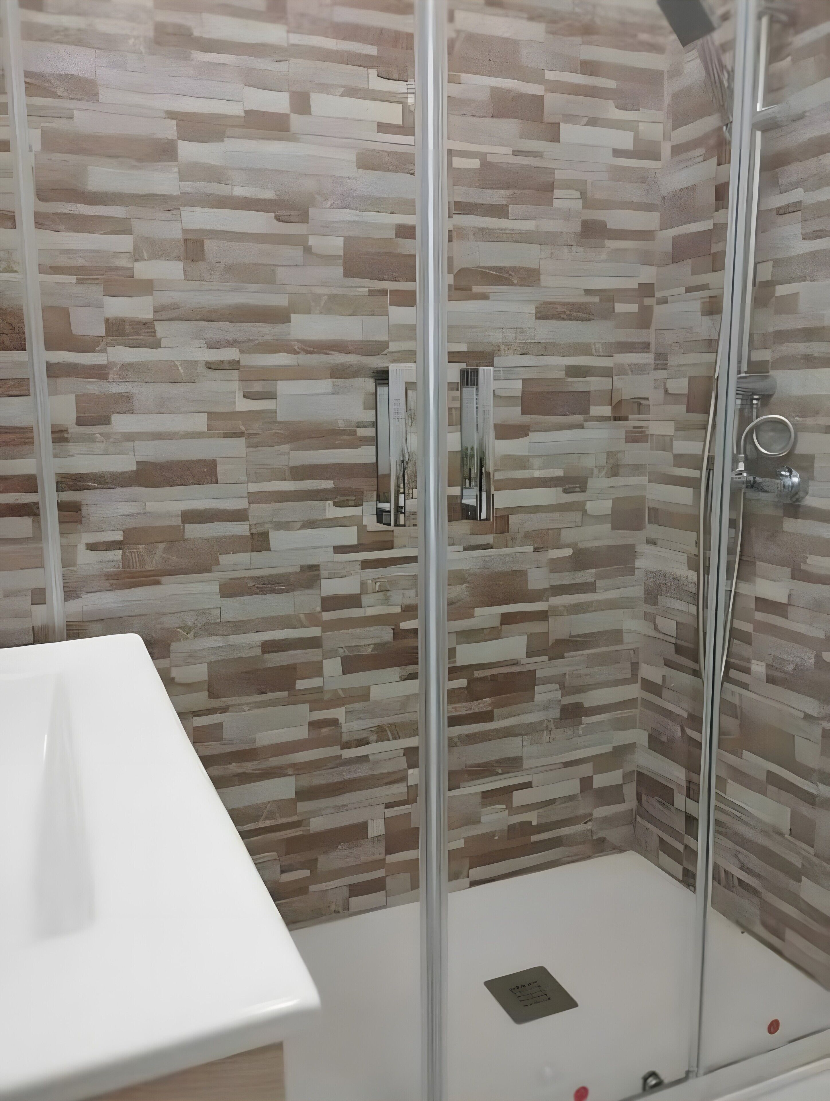 Een douche, een haardroger, handdoeken