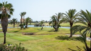 Golf - Velapi Golf Resort Oasis, Luxury apartment with golf views, pool and gym by OYOOSTAYS (Los Alcázares)