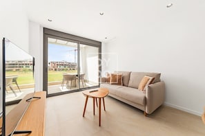 TV - Velapi Golf Resort Oasis, Luxury apartment with golf views, pool and gym by OYOOSTAYS (Los Alcázares)