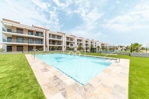 Pool - Velapi Golf Resort Oasis, Luxury apartment with golf views, pool and gym by OYOOSTAYS (Los Alcázares)