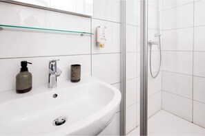 Shower, hair dryer, towels, soap - Hotel Winterberg: Apartment 501 (Winterberg)