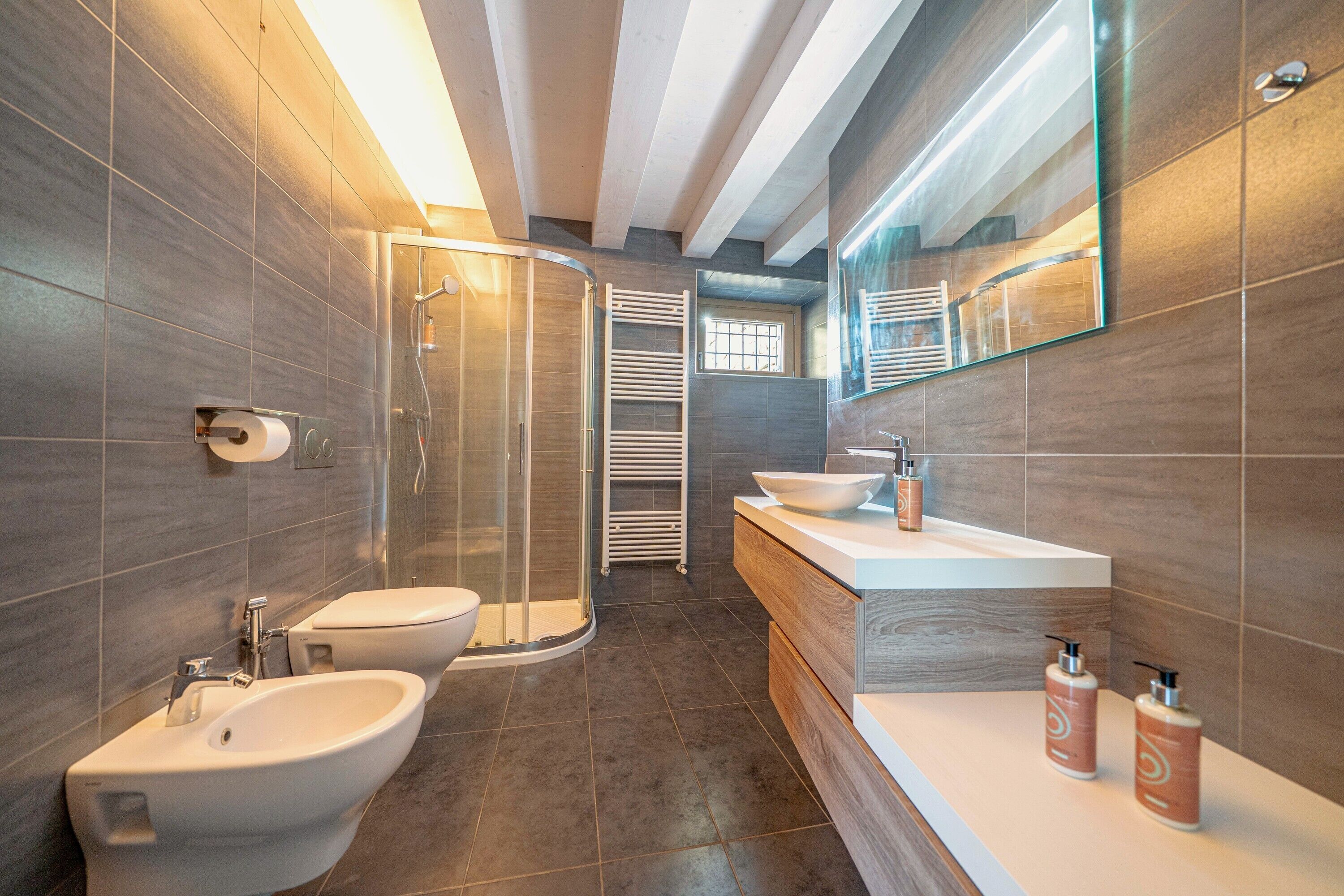 Een douche, een haardroger, handdoeken