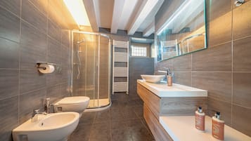 Een douche, een haardroger, handdoeken