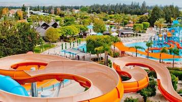 Un parc aquàtic amb diverses tobogans i piscines.