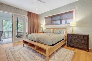 Desk, iron/ironing board, WiFi, bed sheets - Luxury Modern Farmhouse (Palmetto)