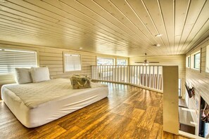 Room - 1 Bedroom w/loft Deluxe Cabin Sleeps 6, 30 minutes to Sedona -No pets (Camp Verde)