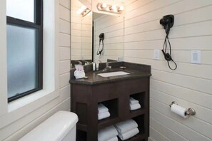 Bathroom - 1 Bedroom w/ Loft Cabin Sleeps 6, Top Notch Amenities, 30 min. to Sedona no Pet (Camp Verde)