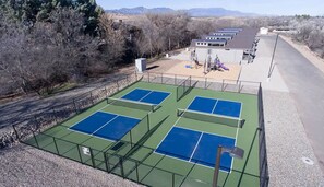 Sports court - 1 Bedroom w/ Loft Cabin Sleeps 6, Top Notch Amenities, 30 min. to Sedona no Pet (Camp Verde)