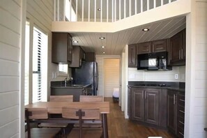 Dining - 1 Bedroom w/ Loft Cabin Sleeps 6, Top Notch Amenities, 30 min. to Sedona no Pet (Camp Verde)