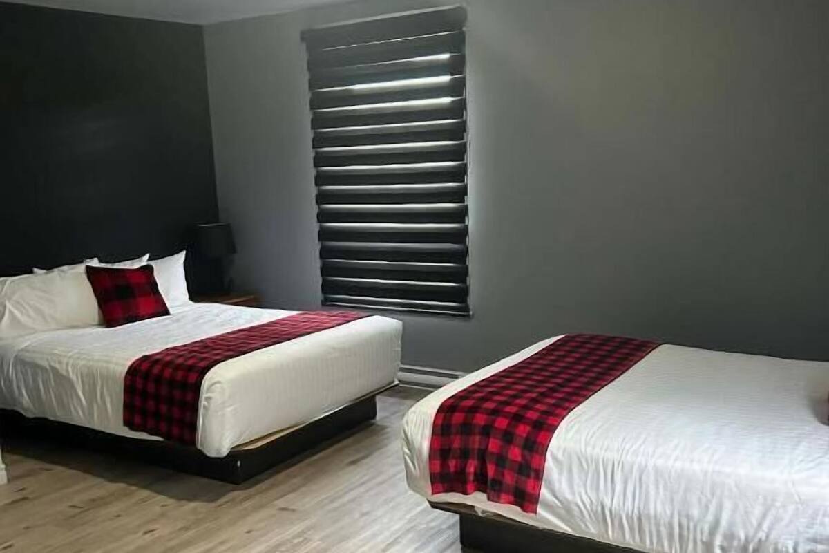 Cortinas blackout, tabla de planchar con plancha y wifi gratis 