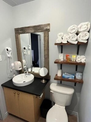 Standard Double Room | Bathroom - Pavillon Beauséjour (Amqui)