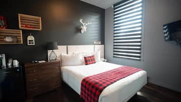 Quarto casal standard | Cortinas blackout, ferros/tábuas de passar roupa, Wi-Fi de cortesia