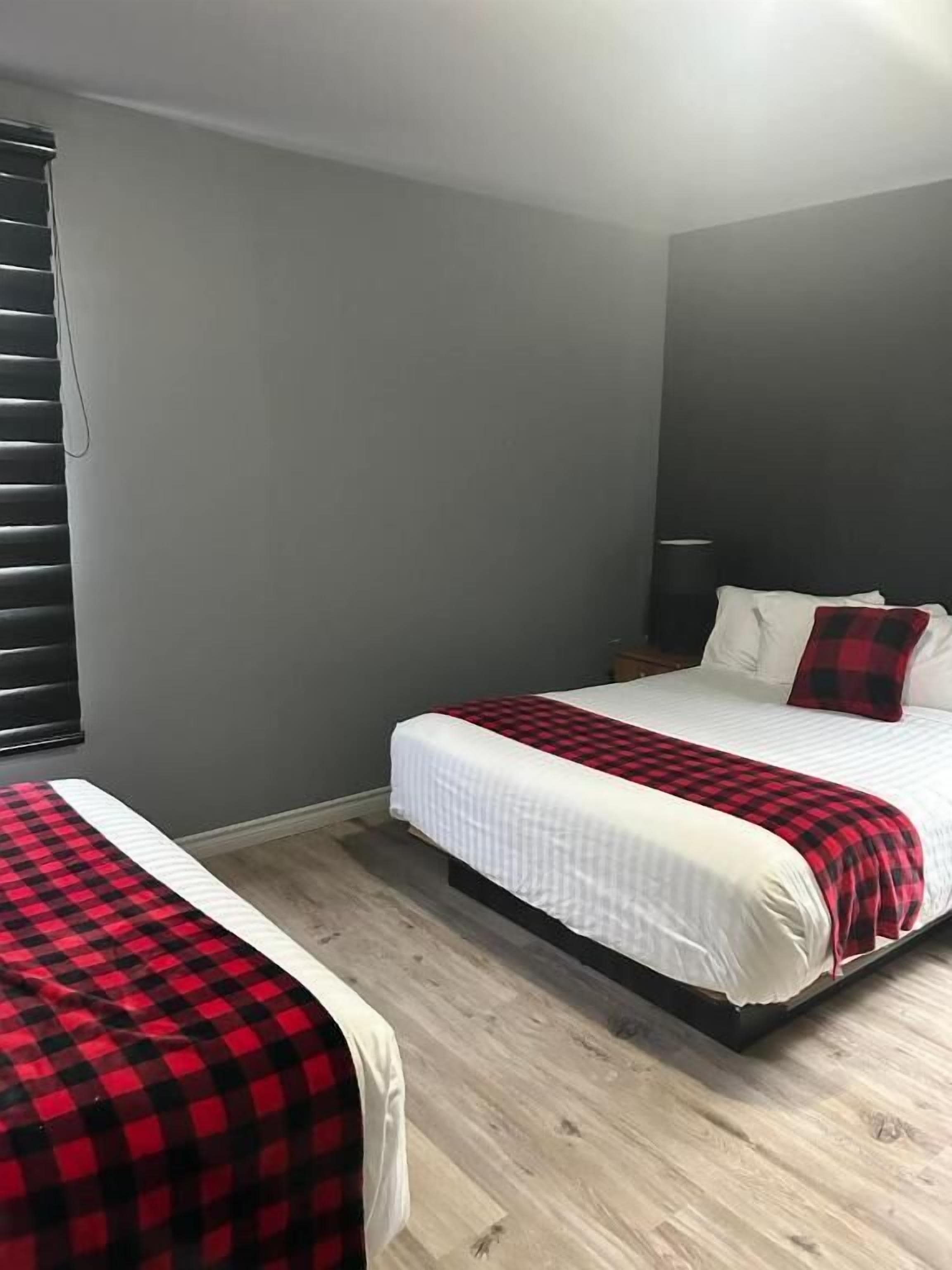 Suite | Blackout drapes, iron/ironing board, WiFi (free)