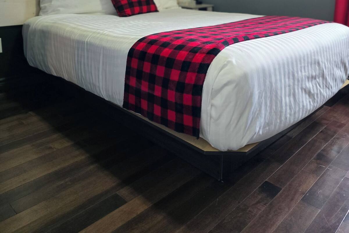 Cortinas blackout, tabla de planchar con plancha y wifi gratis 