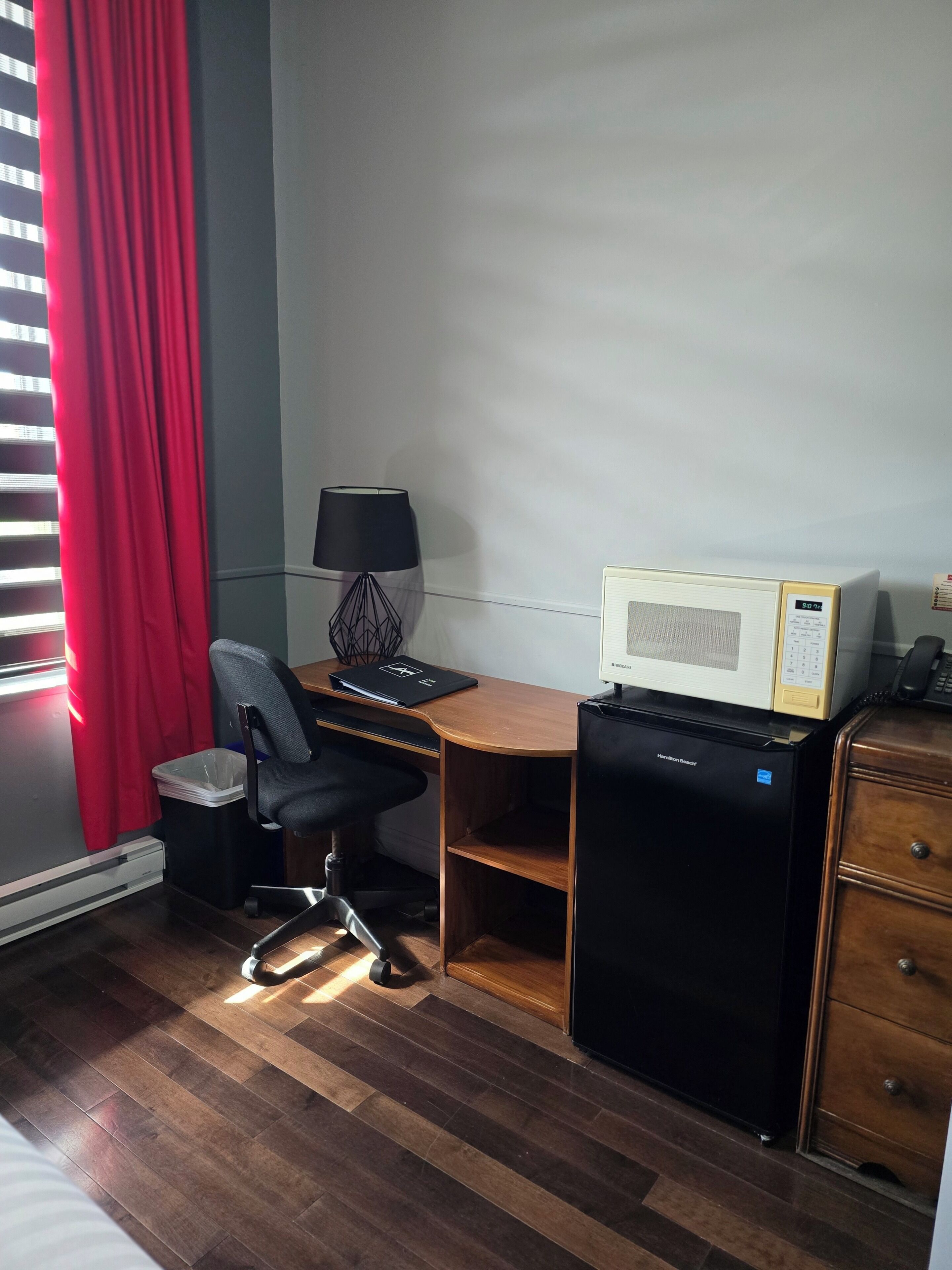 Cortinas blackout, tabla de planchar con plancha y wifi gratis 