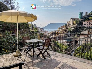 Outdoor dining - Camere Giuliano Basso — Room Sofia 1 (Vernazza)