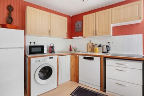 Cafetera y tetera, refrigerador, microondas y horno 