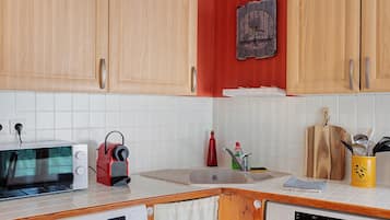 Een koffiezetapparaat/waterkoker, een koelkast, een microgolfoven