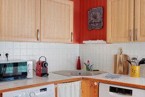 Cafetera y tetera, refrigerador, microondas y horno 