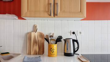 Coffee/tea maker, fridge, microwave, oven