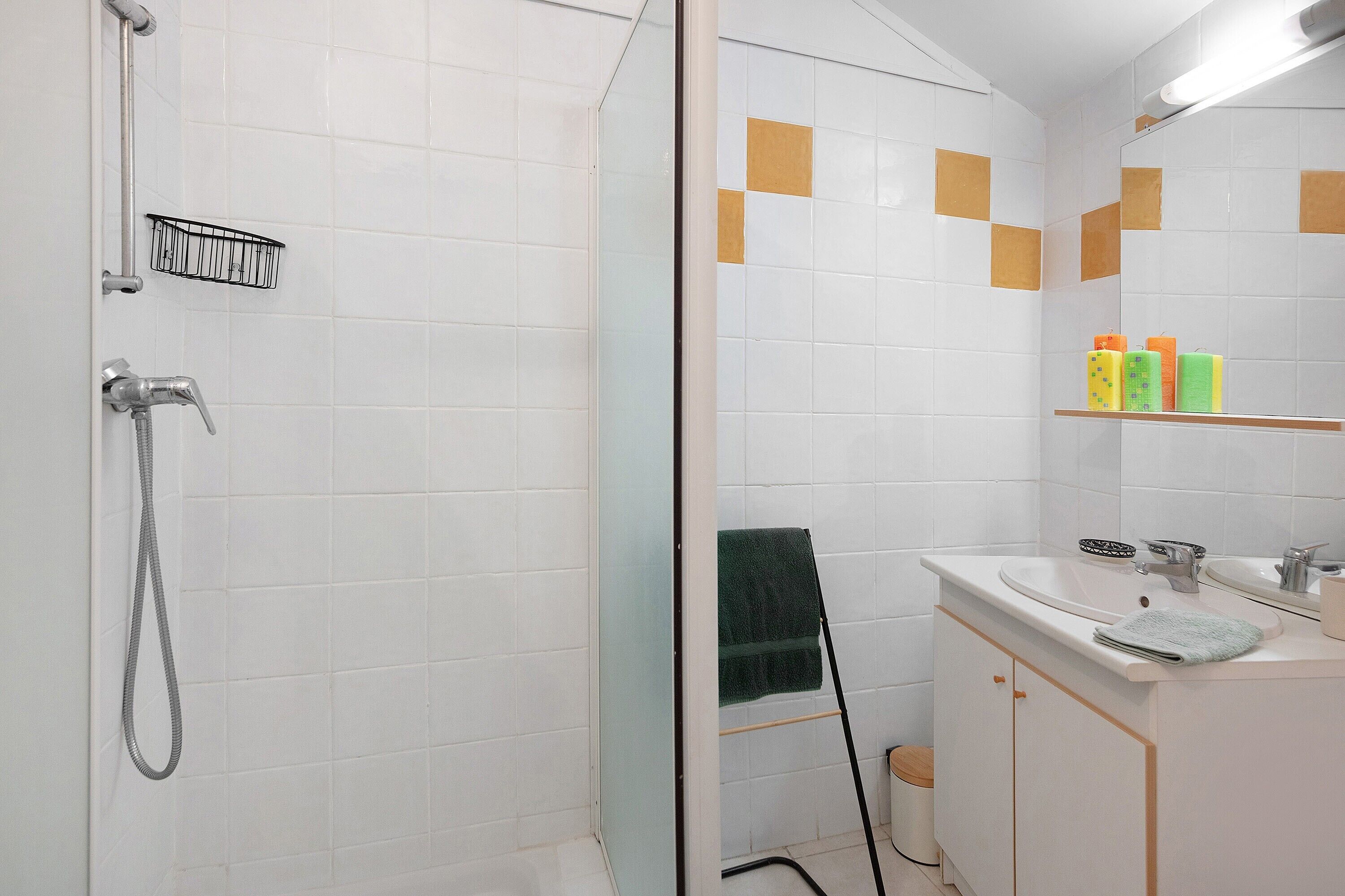 Een douche, handdoeken