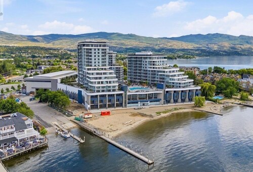 Luxury Lakefront Retreat | Beach, Pool, Hot Tub & Stunning Sunsets