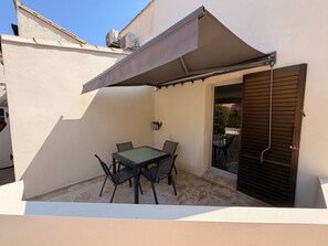 Outdoor dining - Villa 'Sexty-nine' with Shared Terrace, Wi-Fi and Air Conditioning (Agde)