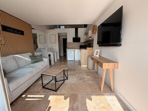 Living area - Villa 'Sexty-nine' with Shared Terrace, Wi-Fi and Air Conditioning (Agde)