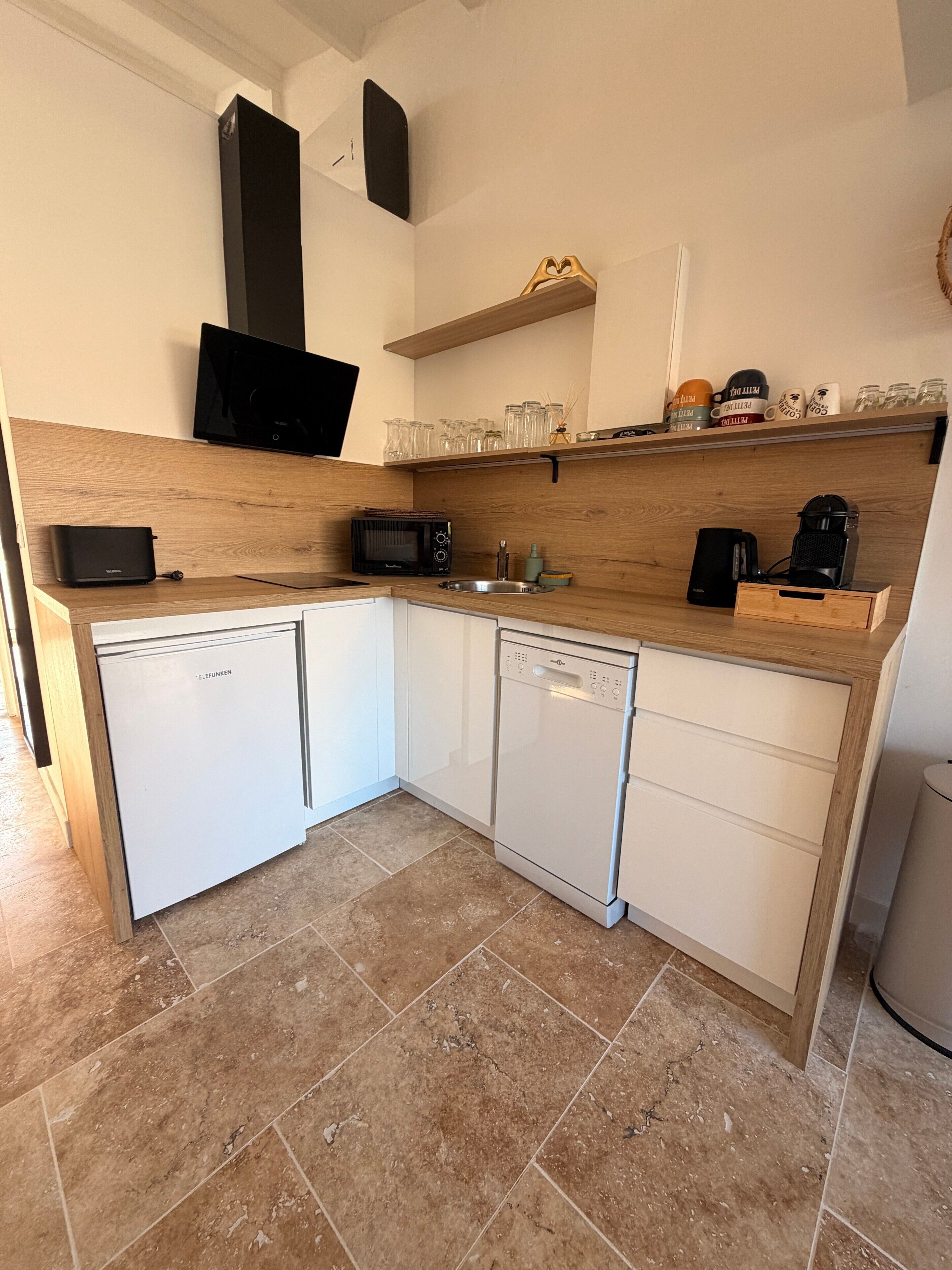 Kühlschrank, Mikrowelle, Herdplatte, Geschirrspüler