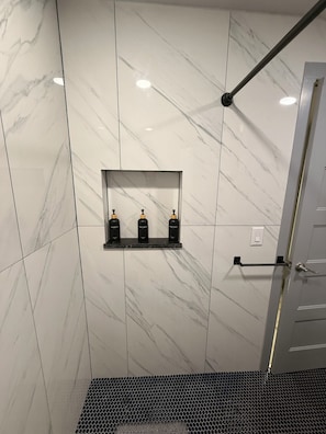 Shower, towels, soap, toilet paper - Perfect 3-bedroom house with AC in awesome Moore neighborhood (Moore)
