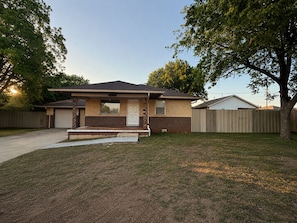Exterior - Perfect 3-bedroom house with AC in awesome Moore neighborhood (Moore)