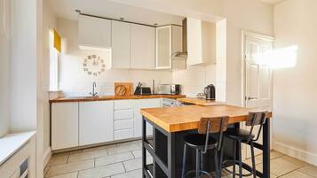 Coffee/tea maker, fridge, microwave, oven