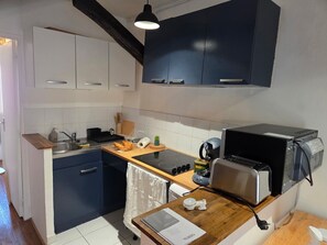 Wasserkocher mit Kaffee-/Teezubehör, Kühlschrank, Mikrowelle