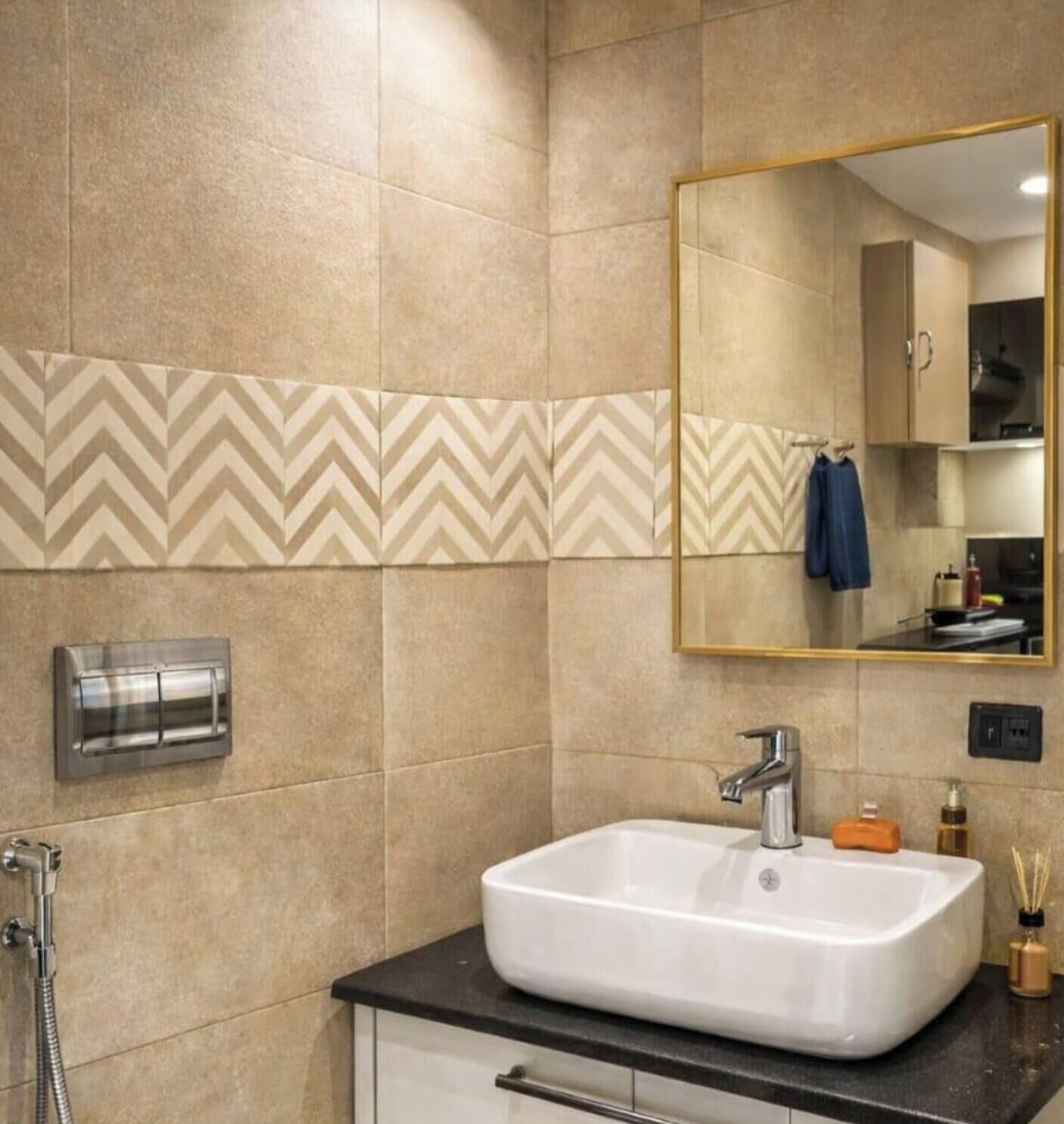 Un baño con lavamanos blanco, espejo y ducha.