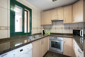 Wasserkocher mit Kaffee-/Teezubehör, Kühlschrank, Mikrowelle, Ofen